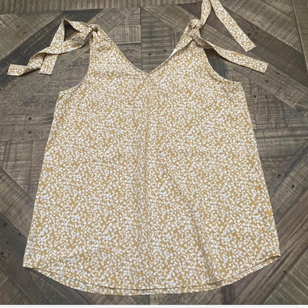 floral tie-shoulder tank from the brand Hailey & Co
